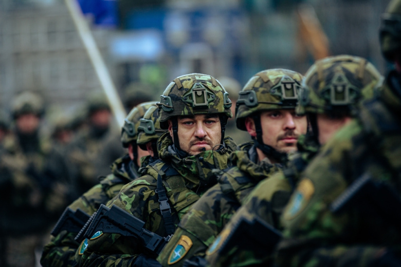 Военный политолог объяснил, как население Запада готовят к войне с Россией